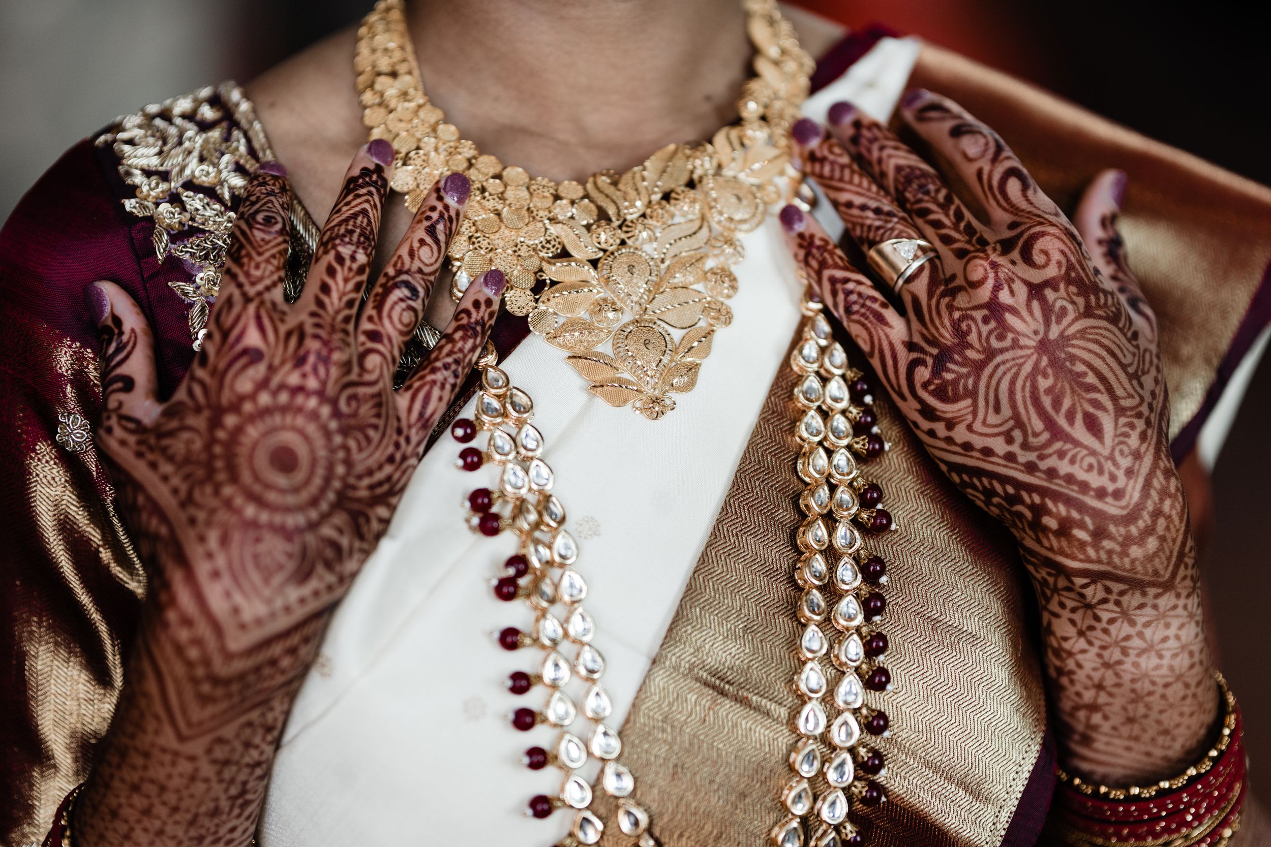 Hindu wedding detail photos, jewelry and ornate clothing (29 of 33)