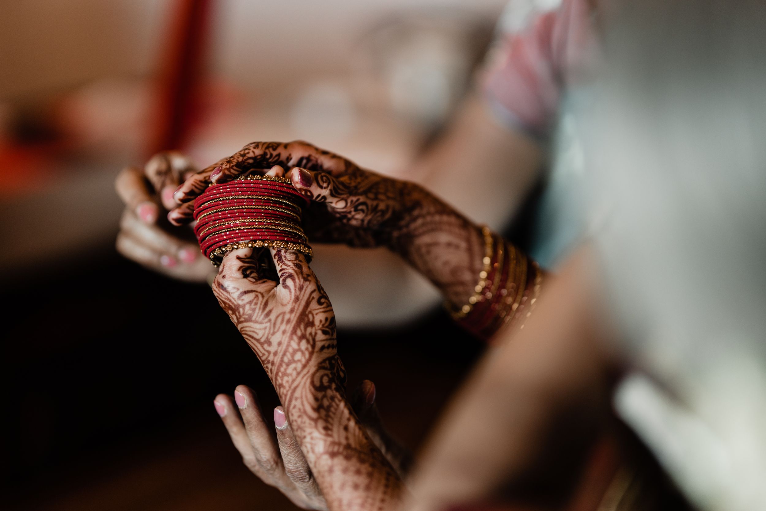 Hindu wedding detail photos, jewelry and ornate clothing (16 of 33)