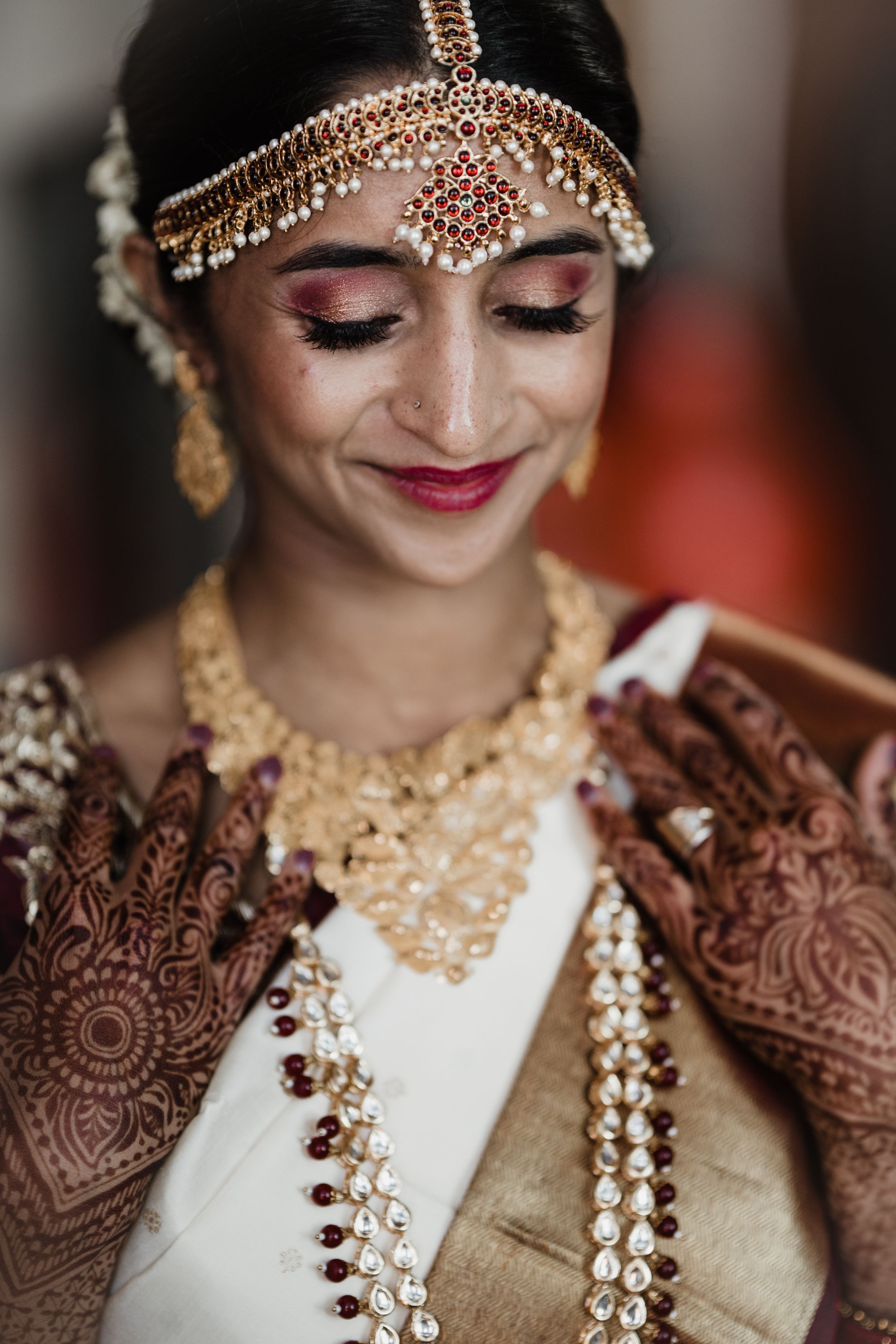 Hindu wedding detail photos, jewelry and ornate clothing (12 of 33)