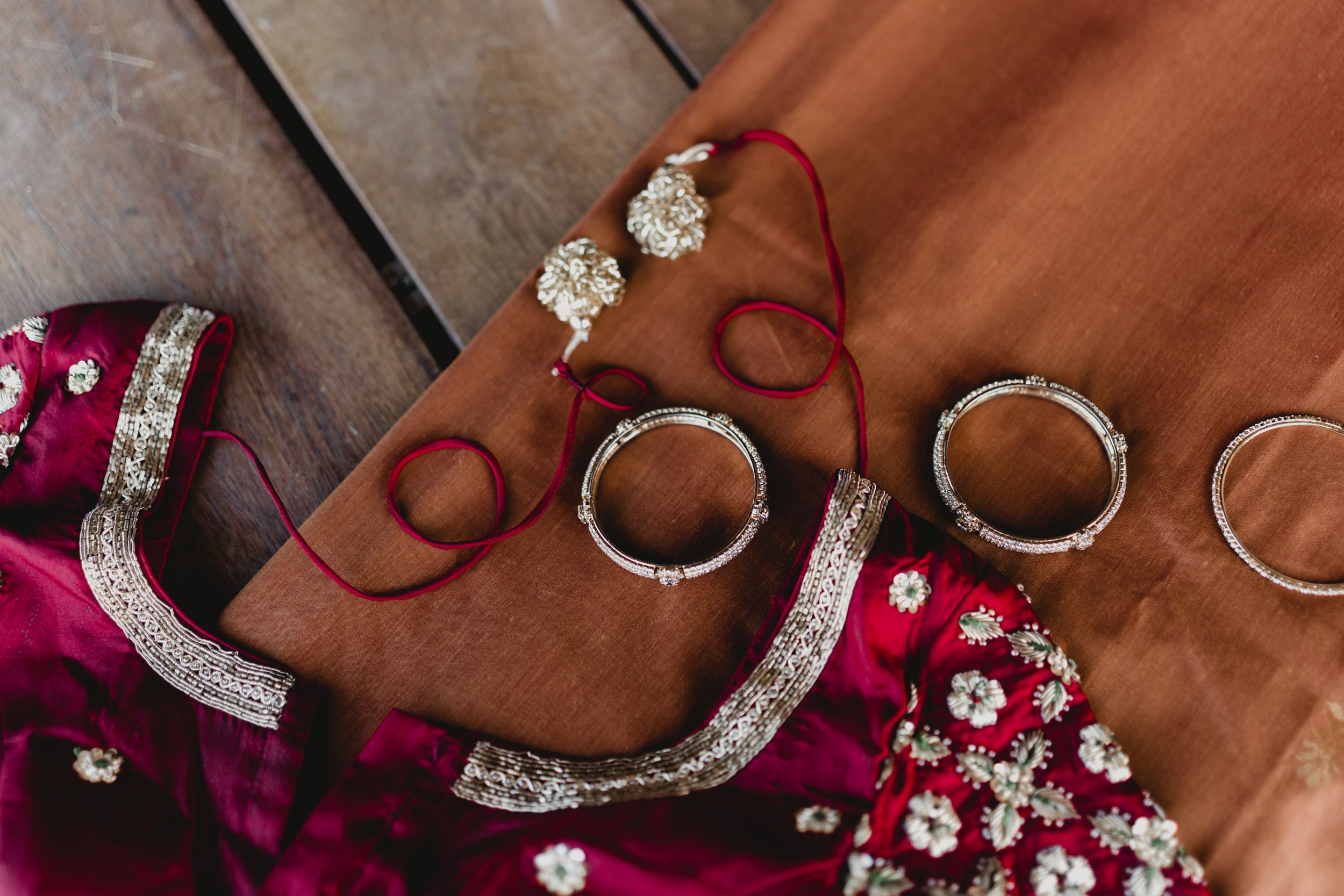 Hindu wedding detail photos, jewelry and ornate clothing (31 of 33)