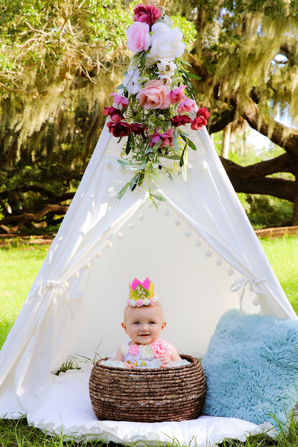 Whimsical Baby Tent Portrait | Nature-Inspired Milestone Photography

baby photography with a naturally styled, joyful flair.