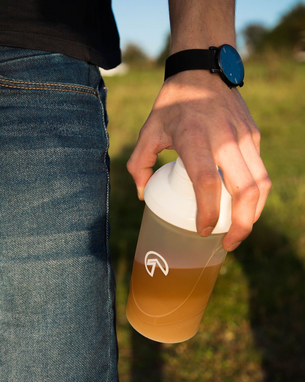 Produktfoto Mann hält LevlUp Becher