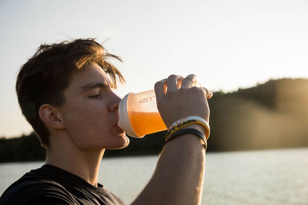 Produktfoto Mann trinkt aus einem LevlUp Becher