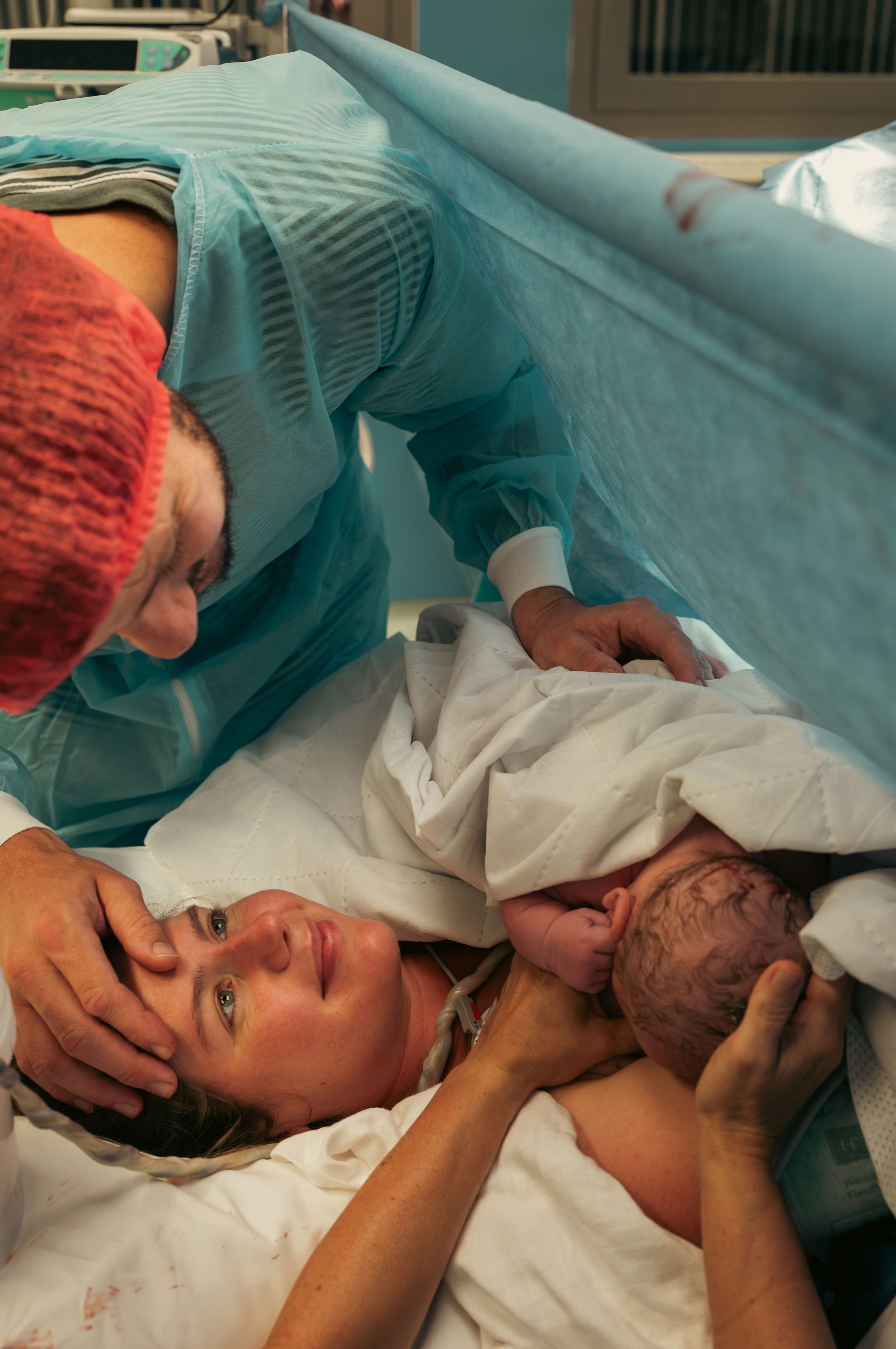 baby aan de borst bij moeder na keizersnede