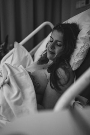pasgeboren baby krijgt borstvoeding