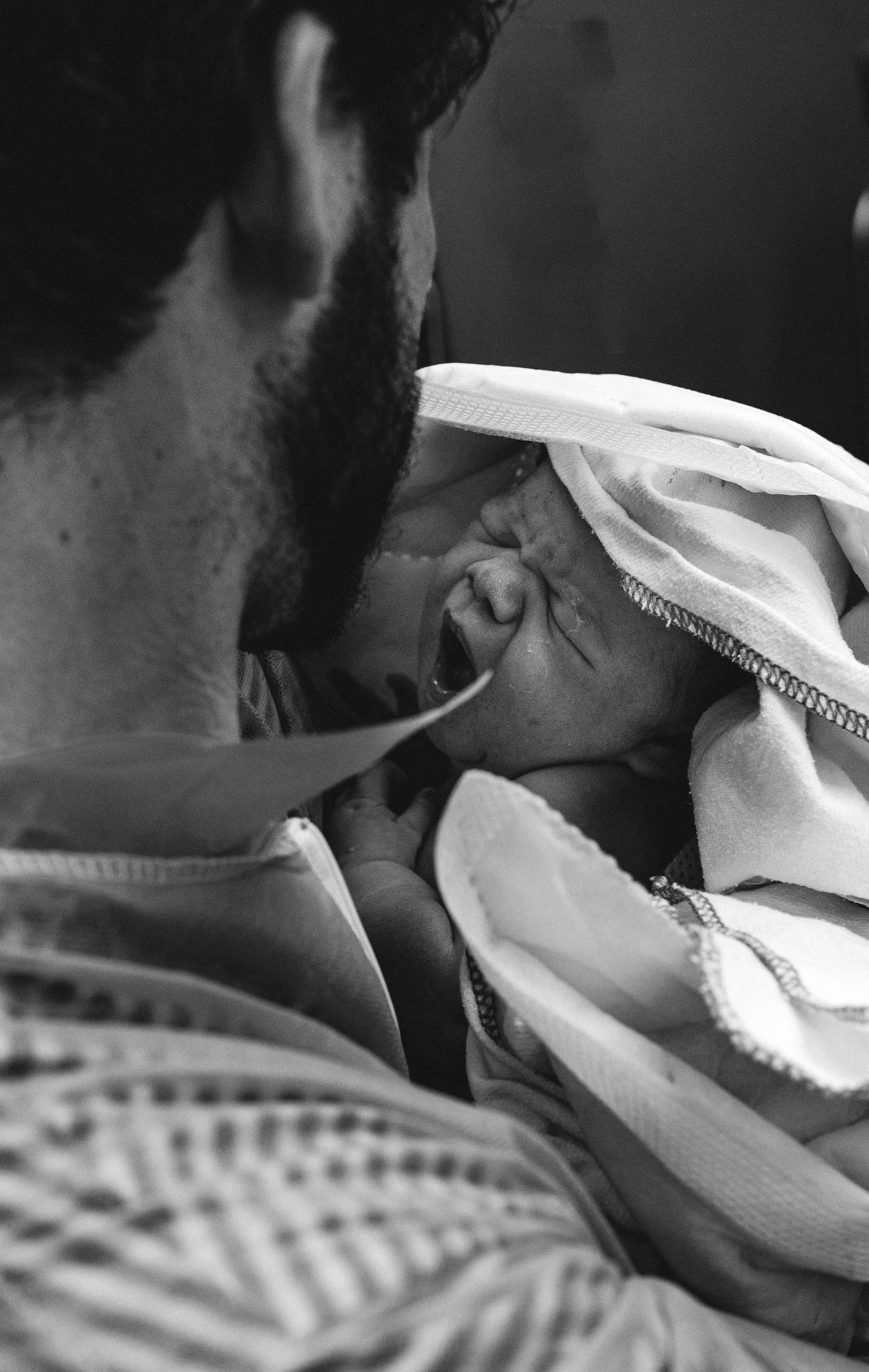 papa en newborn baby op de OK in het Ikazia ziekenhuis