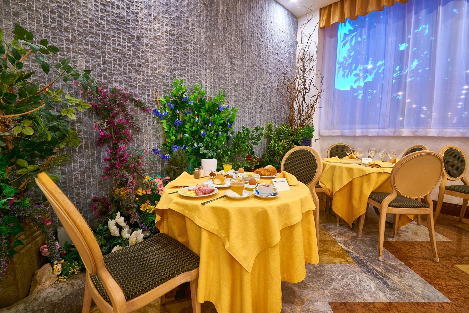 Fotografo Luigi Irace | Hotel Re Ferdinando Ischia, Tavolo apparecchiato per la colazione