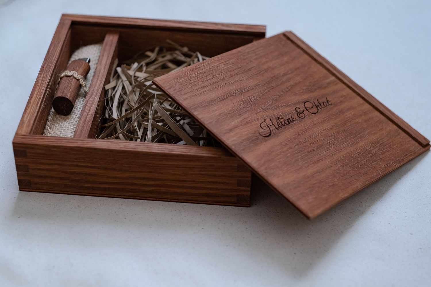 coffret en bois gravé et clé usb photographe de mariage dans le gard et l'hérault