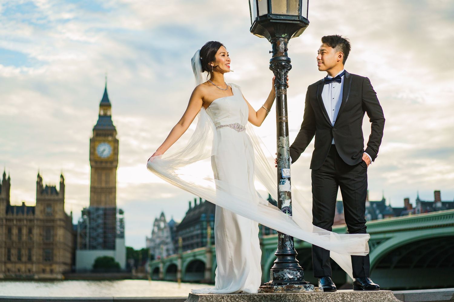 Pre-wedding couple with river and Big Ben in the background
