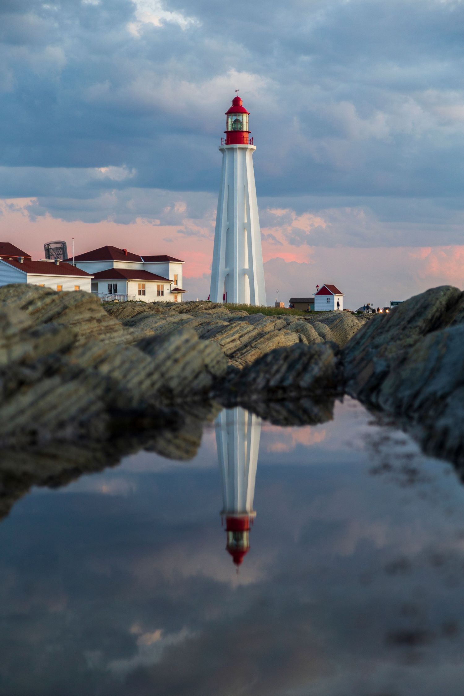 Le phare de pointe au père qui se réflete dans l'eau