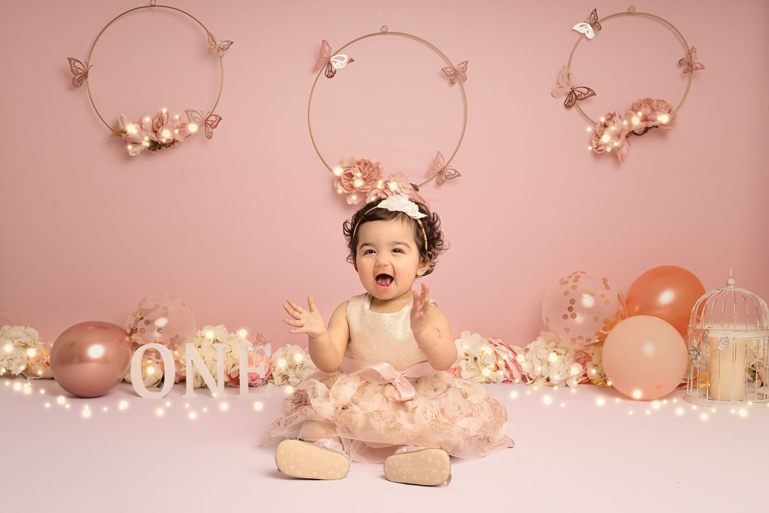 Expert newborn, maternity, family & cake smash photography in Hayes, West London. Studio & home sessions with props, backdrops & accessories