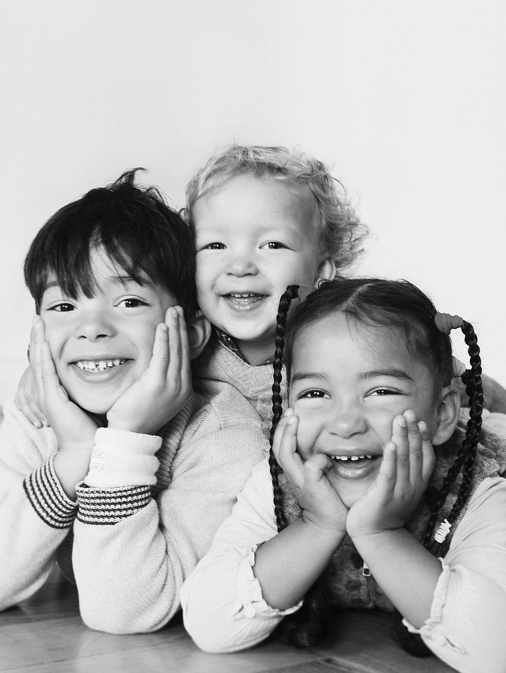 Geschwister lachen gemeinsam – liebevolle Kinderfotografie von Andrea Fotografie | klickundgluecksfotos.de
