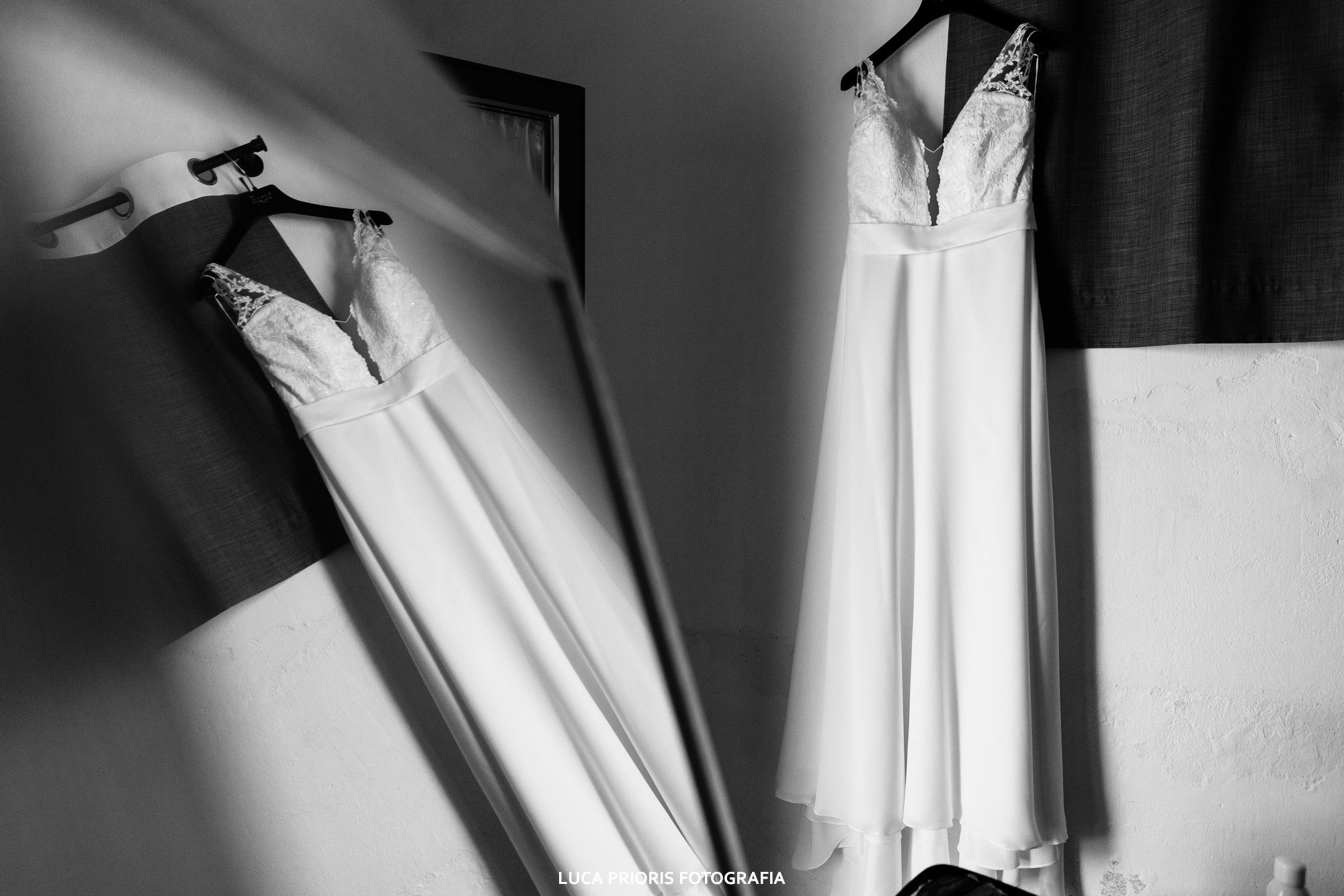 l'abito da sposa appeso