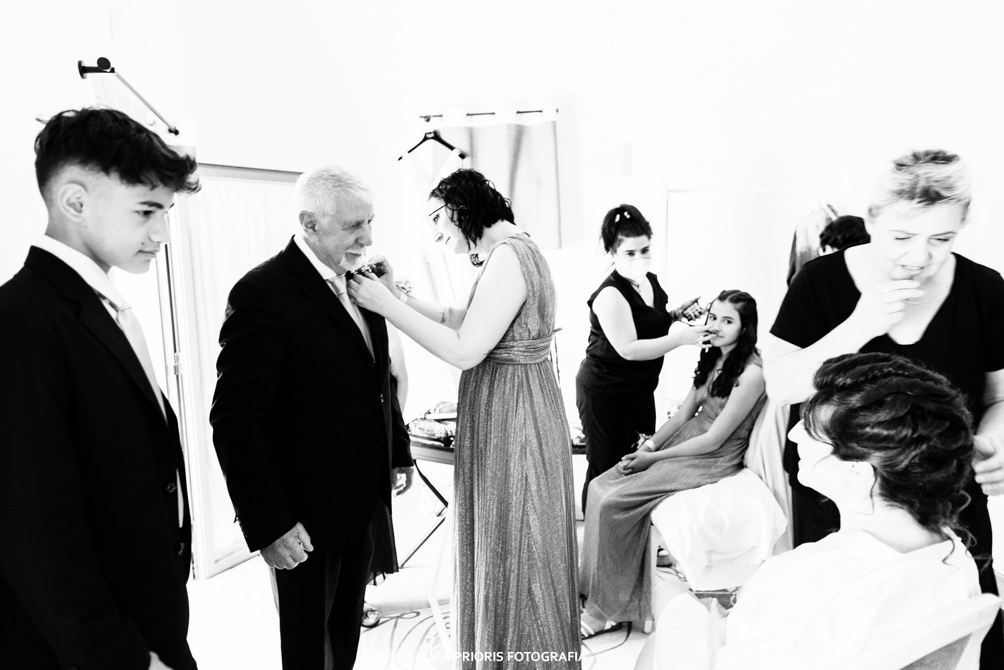 gli invitati si preparano al matrimonio