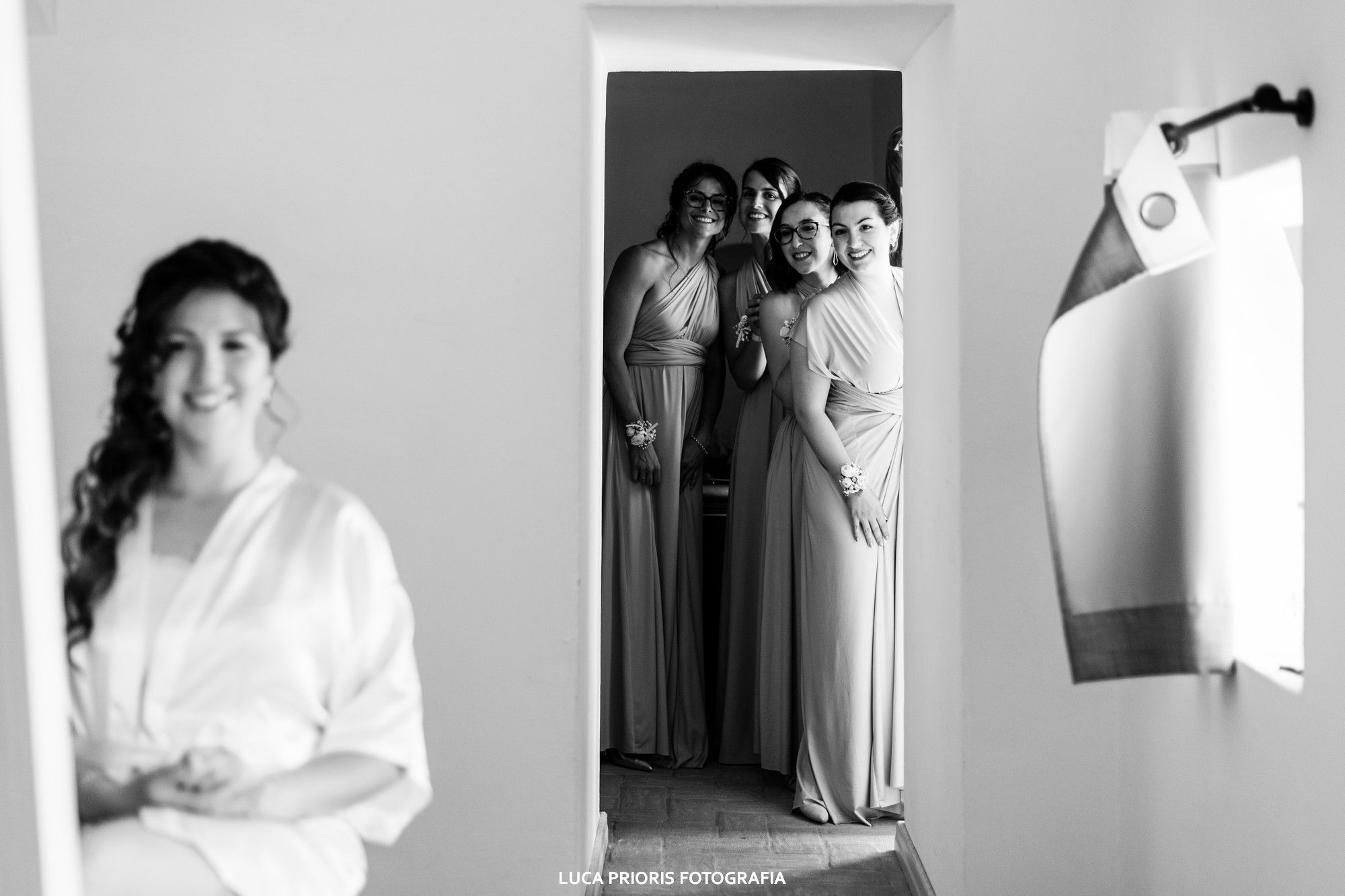 le damigelle guardano la sposa