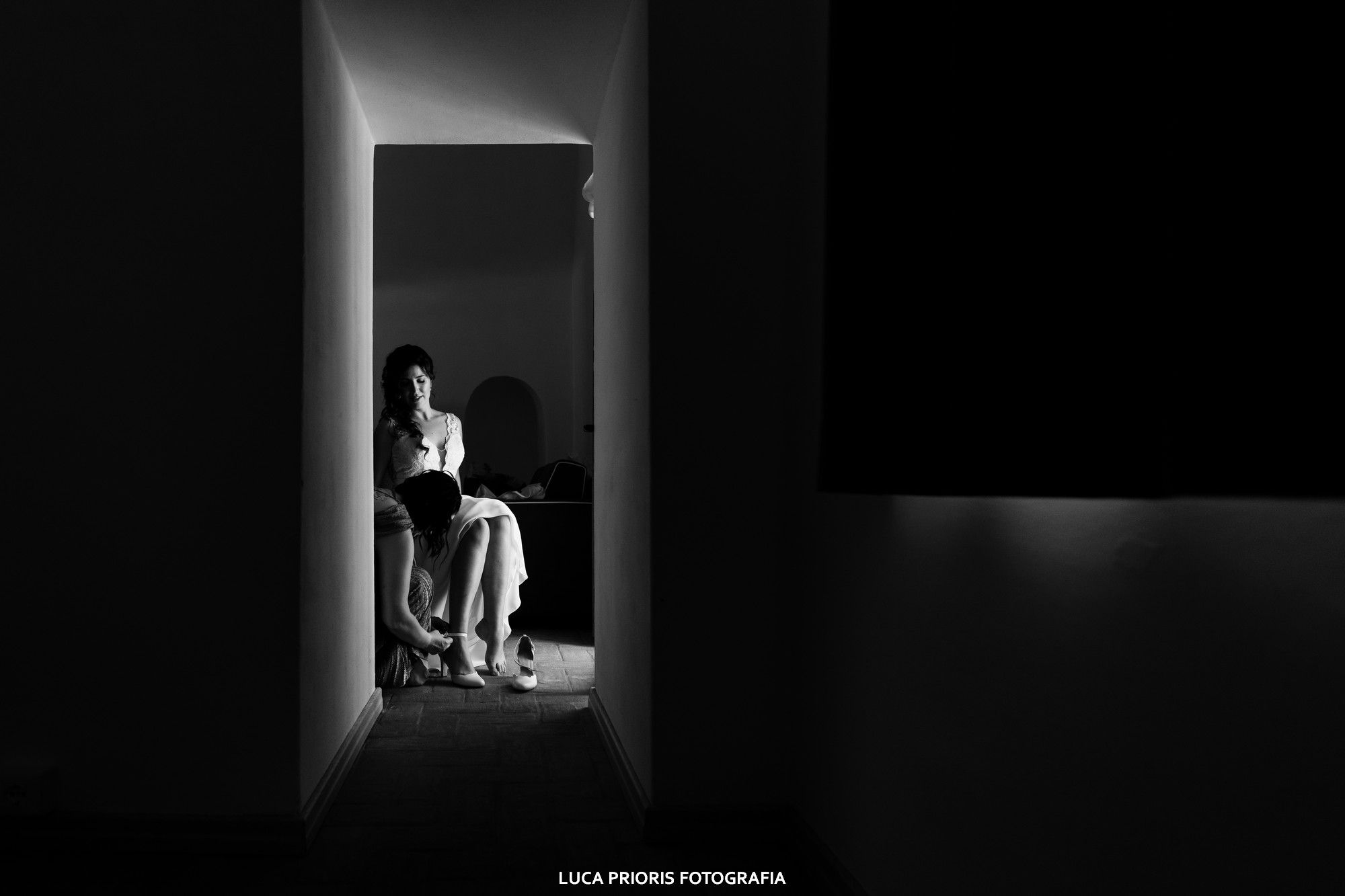 la sposa indossa le scarpe