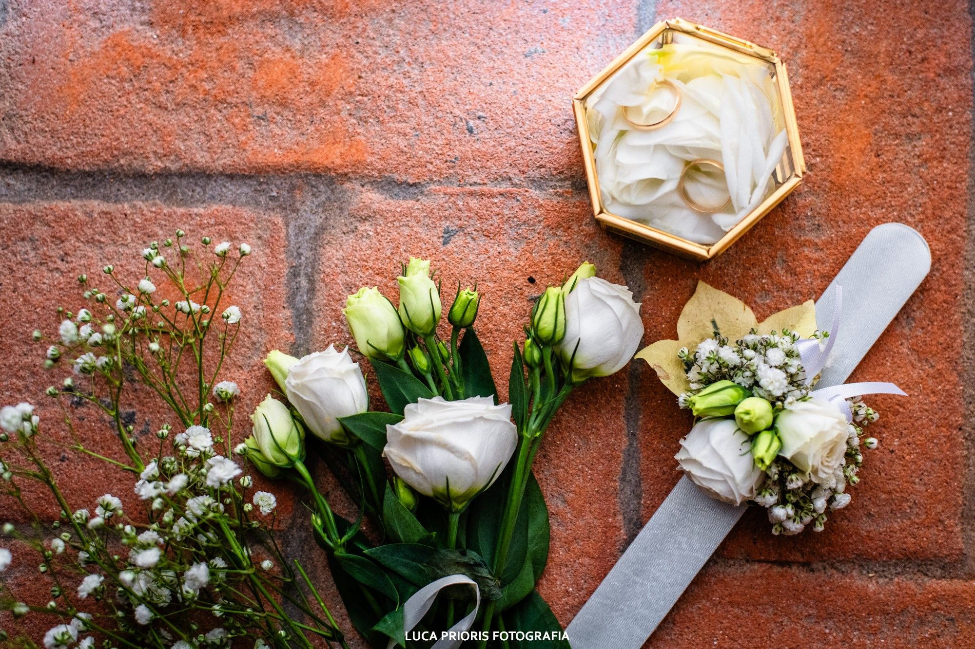 gli anelli, il bouquet e il bracciale