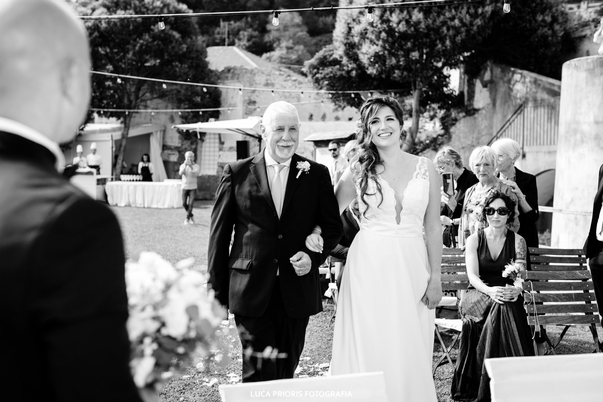 la sposa arriva all'altare dallo sposo