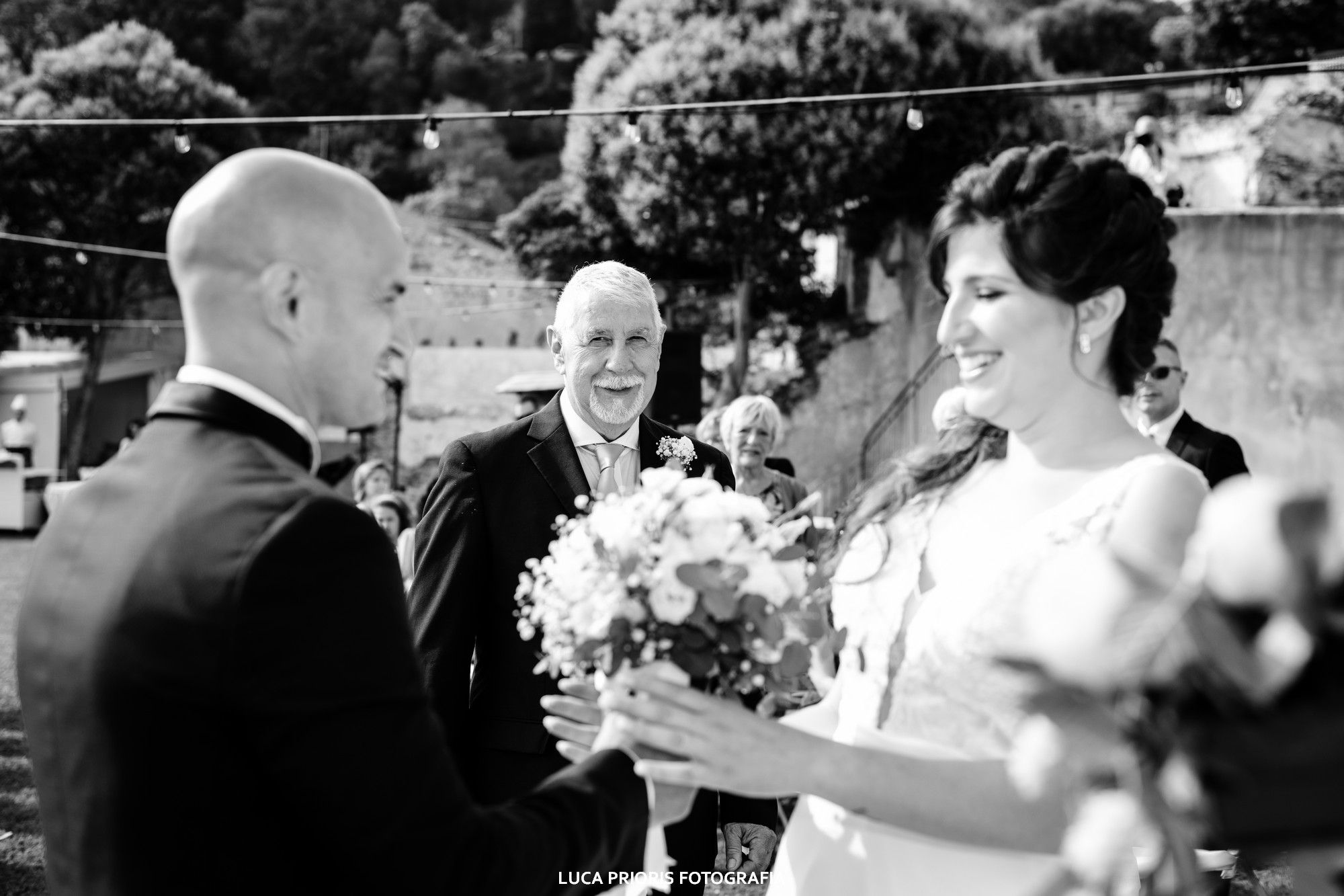 il papà accompagna la sposa all'altare