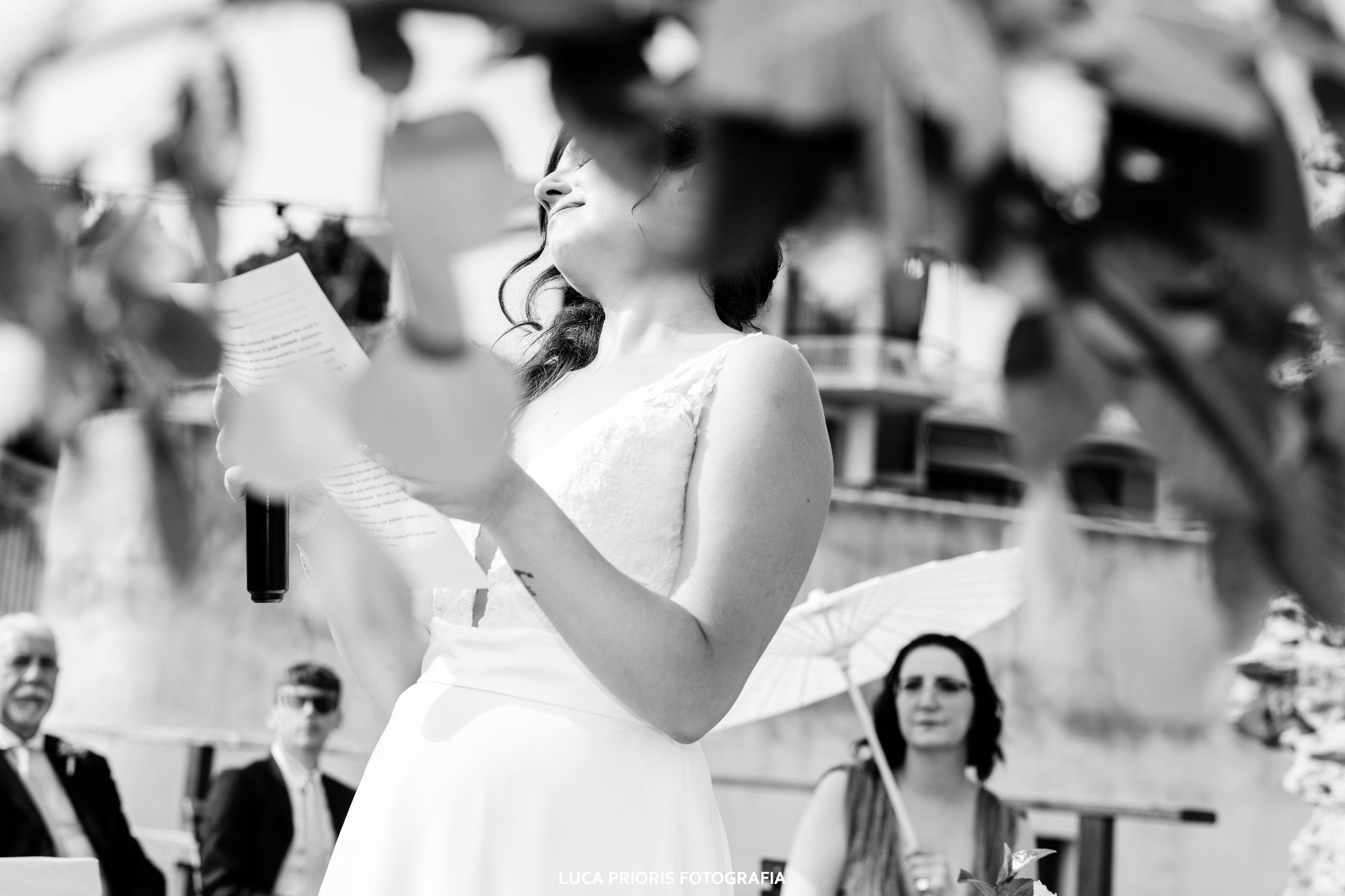 la sposa si commuove