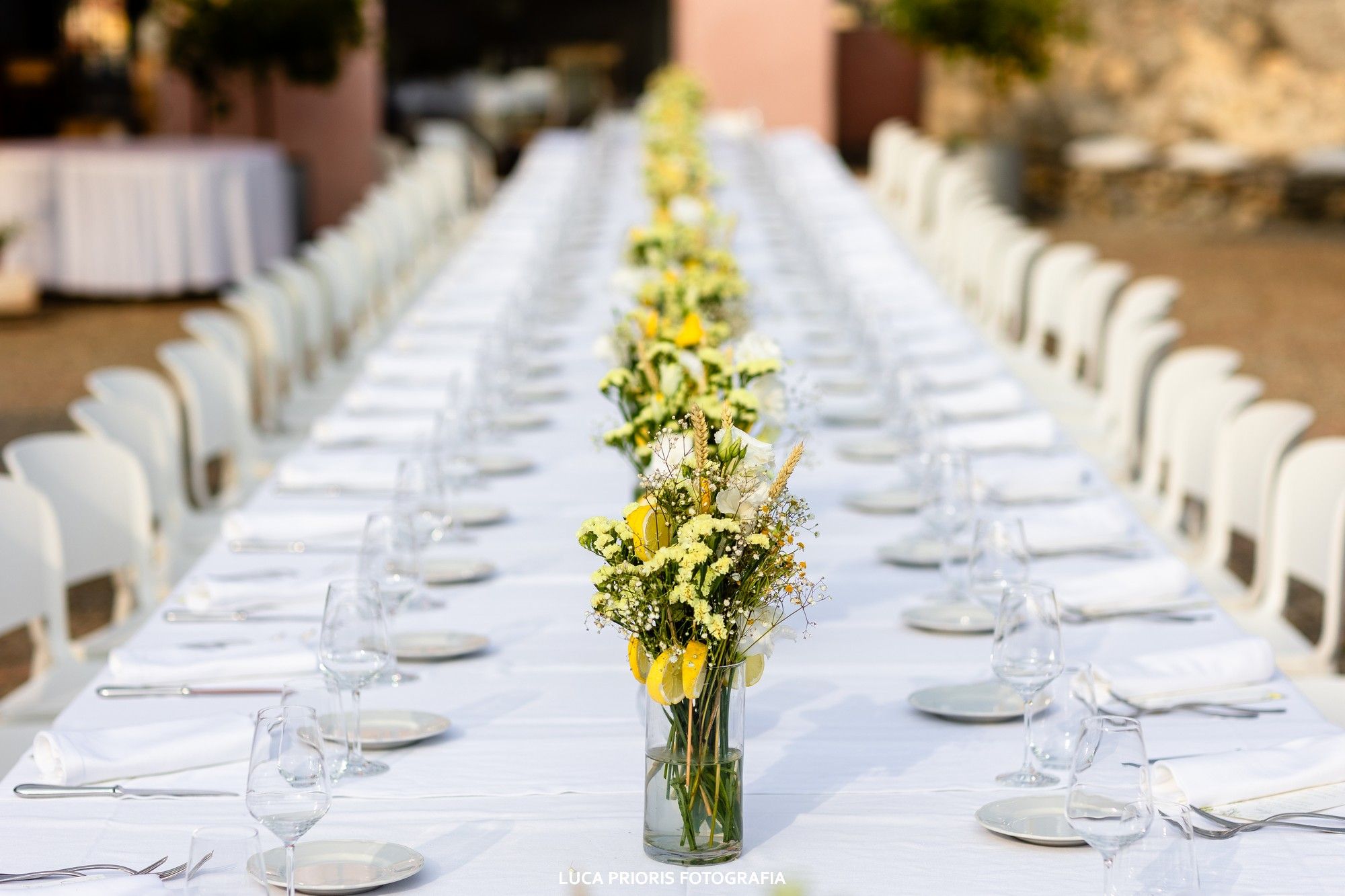 mise en place per il matrimonio all'aperto