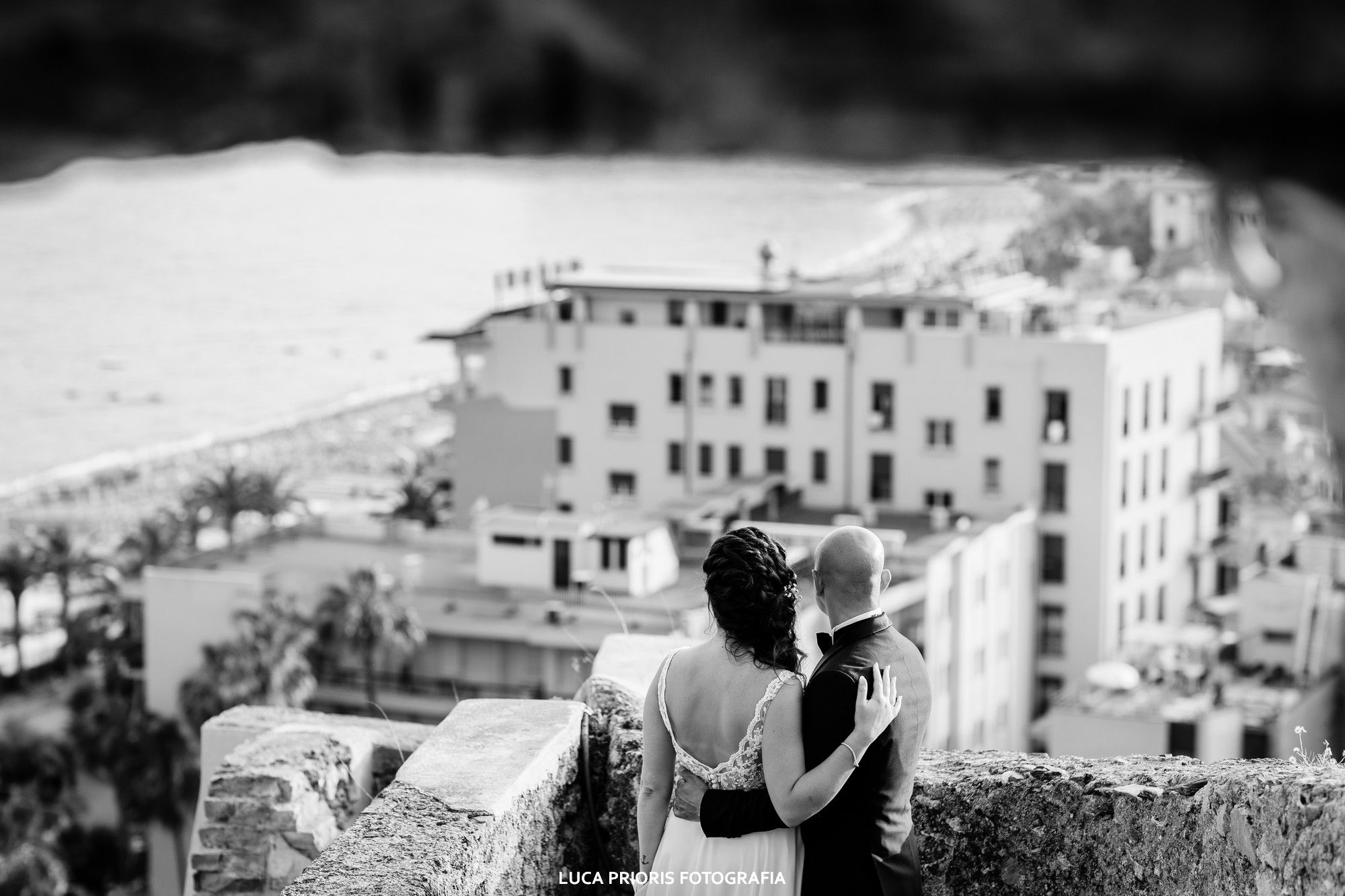 gli sposi con il mare sullo sfondo