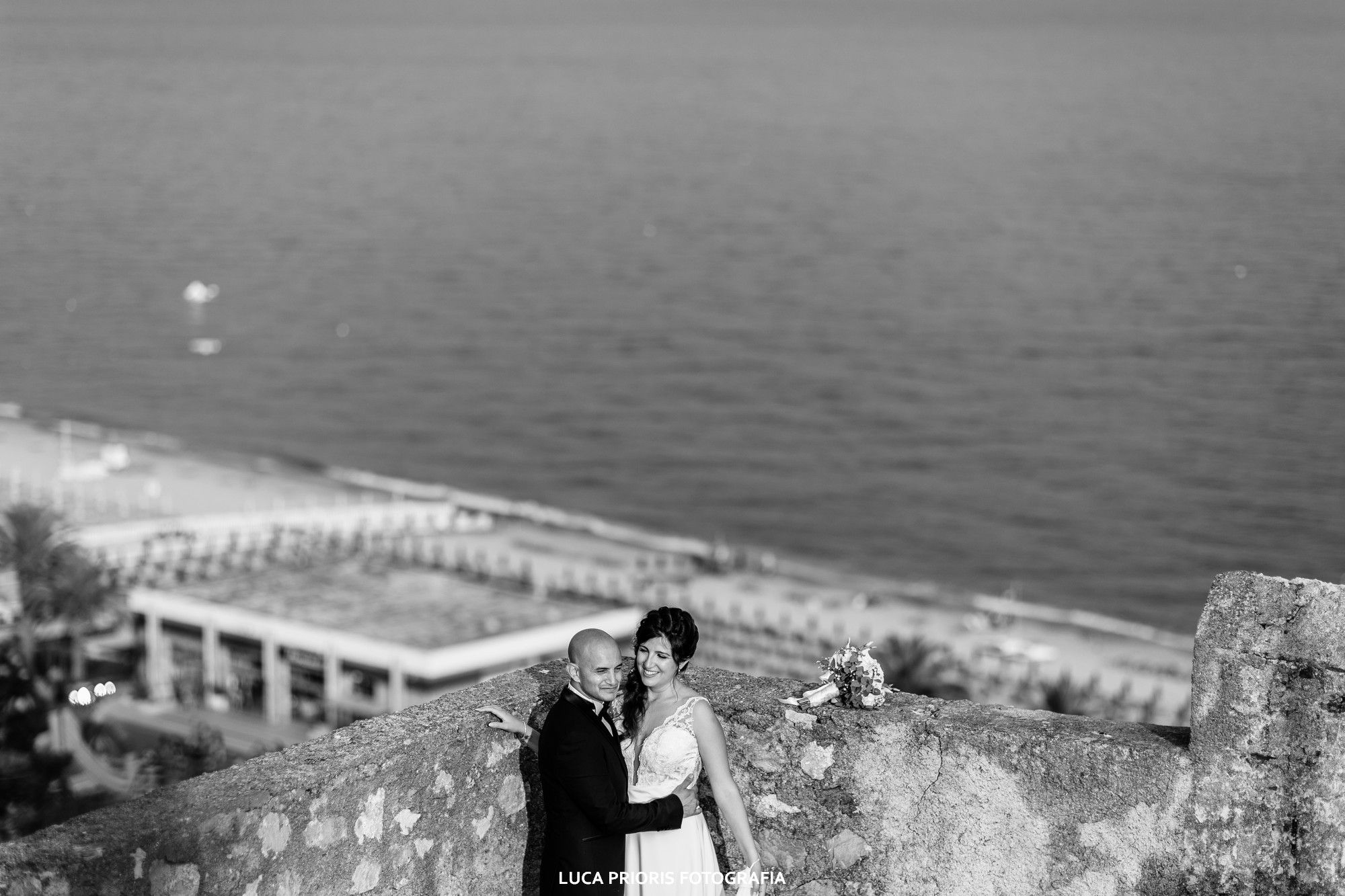 gli sposi con il mare sullo sfondo