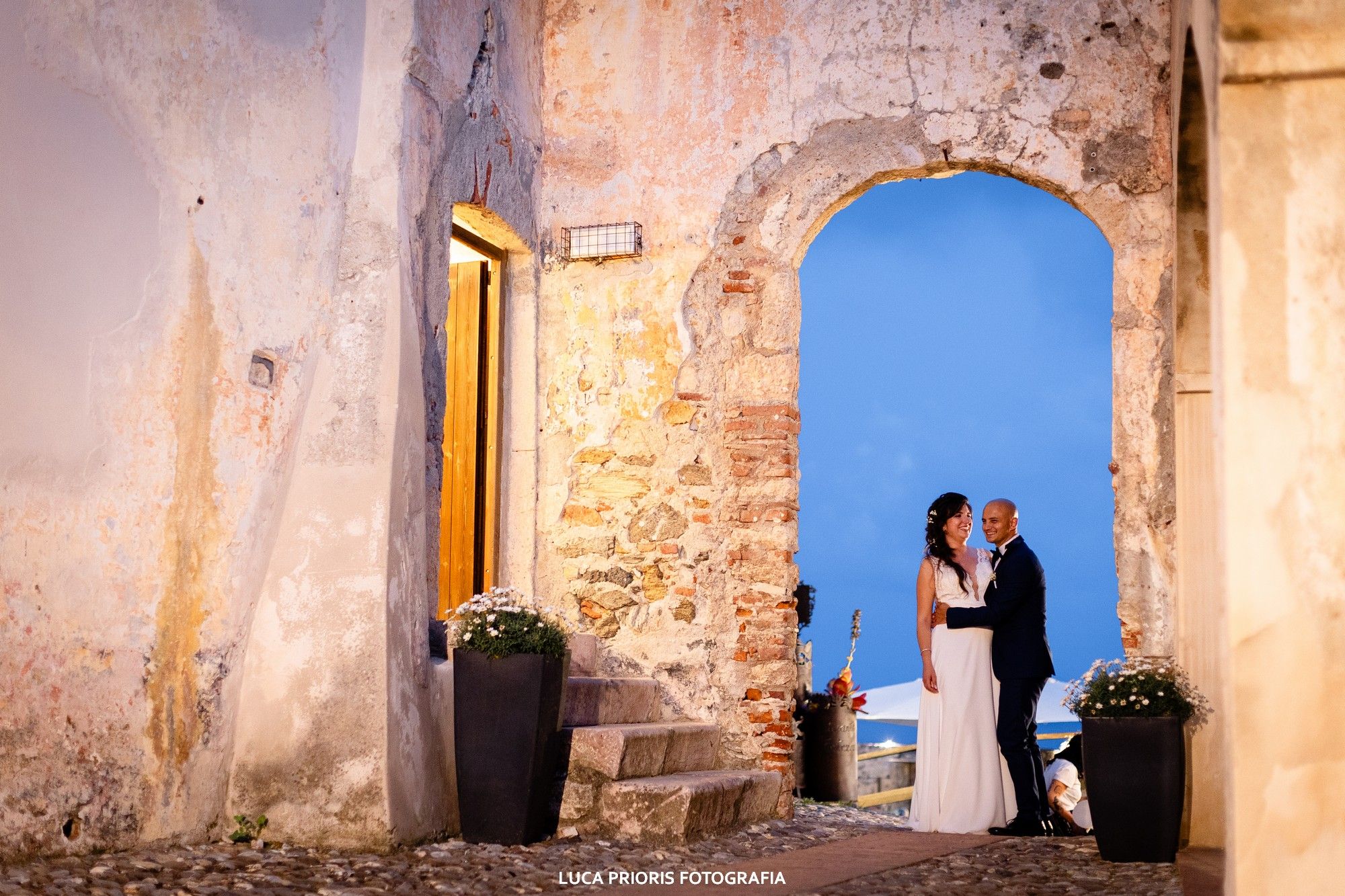 gli sposi si baciano alla fortezza al tramonto