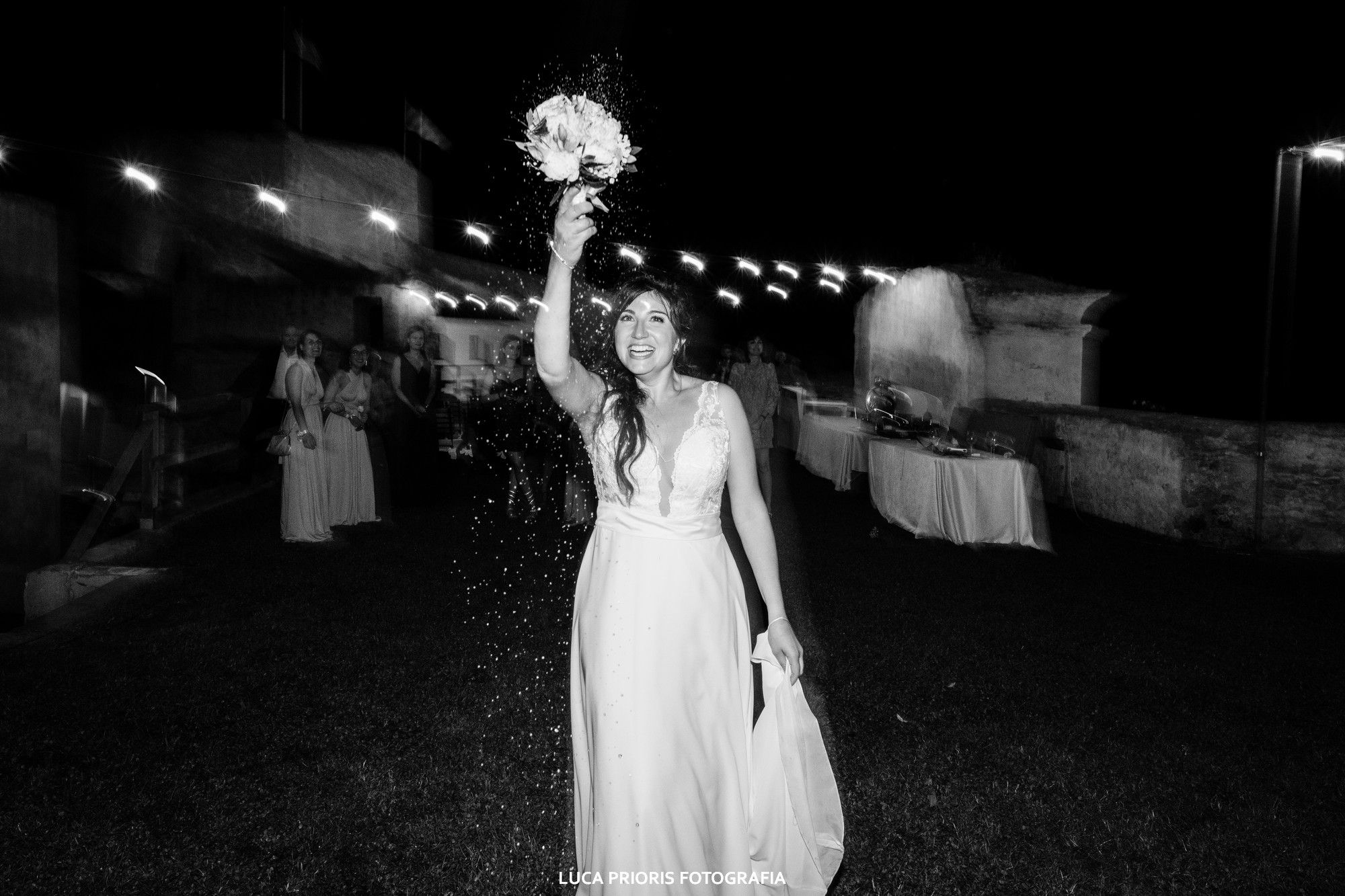la sposa lancia il bouquet