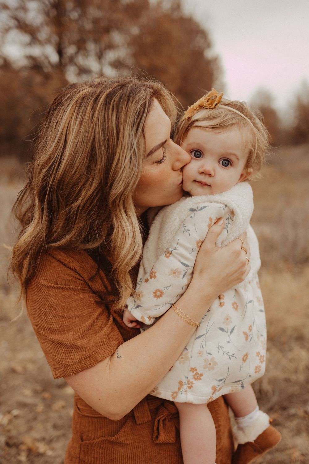 kisses from mom in the field during family session