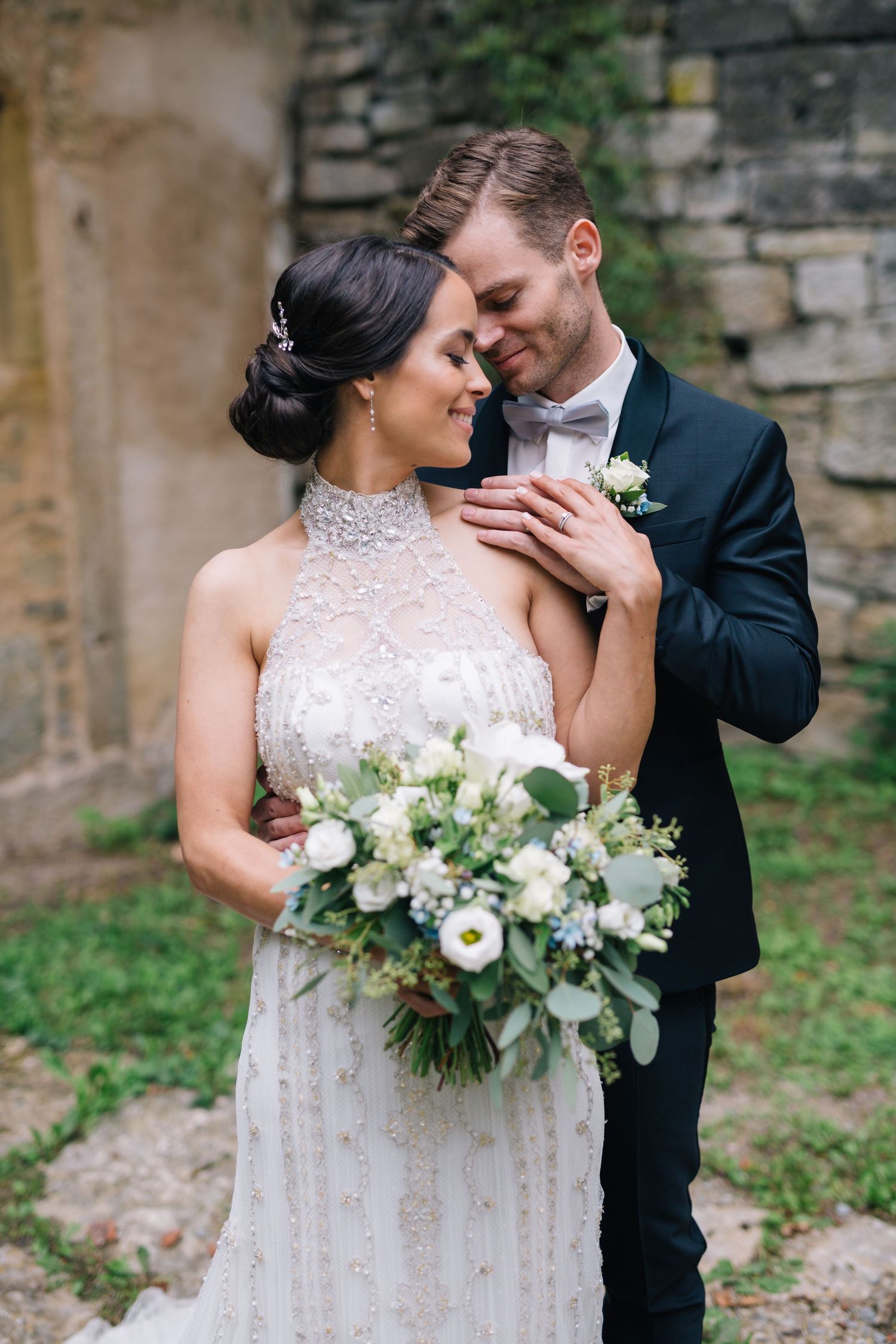 Hochzeitsfotografie - Brautpaar in enger Pose vor alter Mühle - Rothenburg ob der Tauber Wildbad