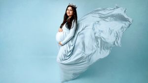 maternity lady with silky pink flying clothes - Jasmeet K Photography