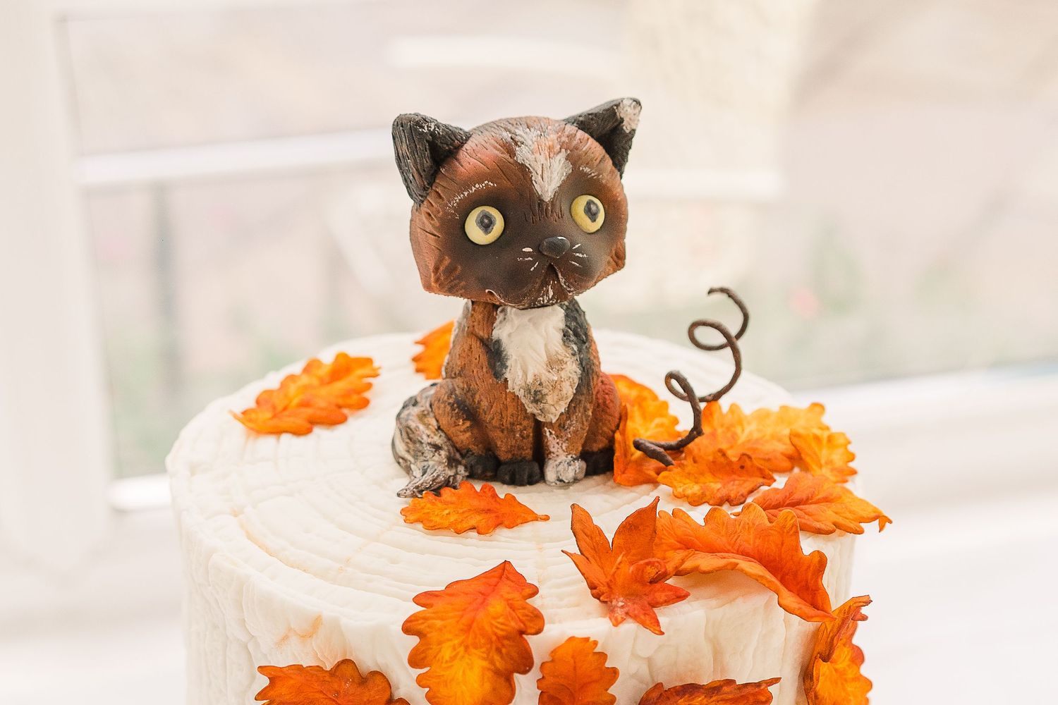 Autumn leaves cat wedding cake