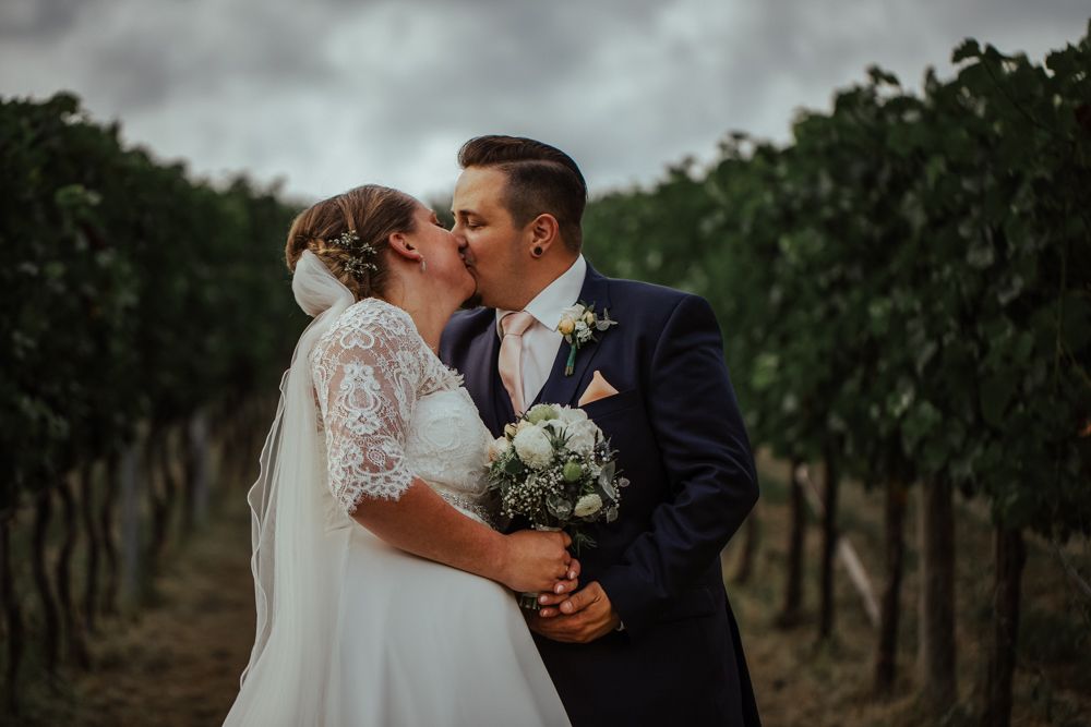 Hochzeitspaar küsst sich.