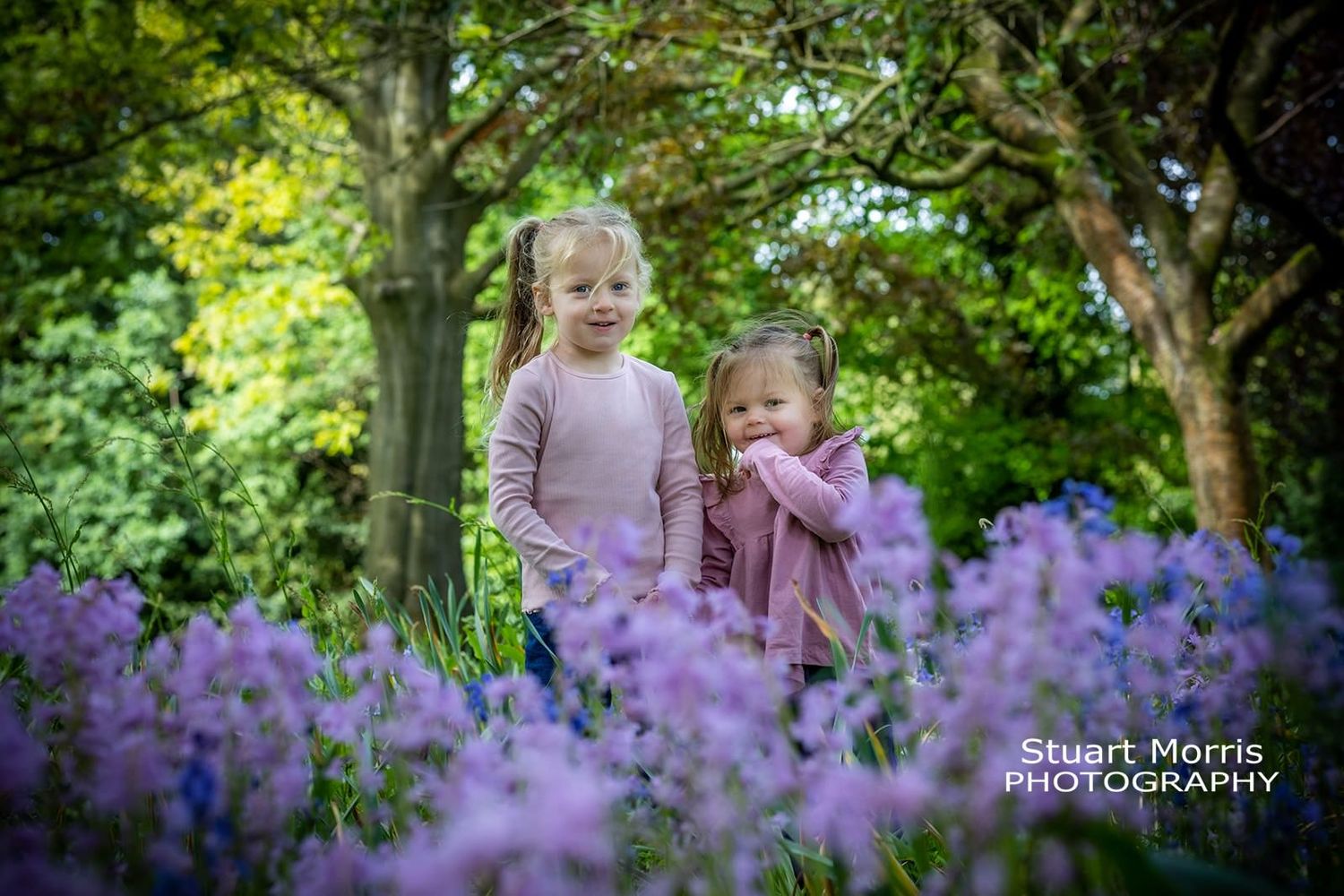 2 young girls in the woodlands during their mini portrait session. Walton hall gardens. Stuart Morris Photography.
