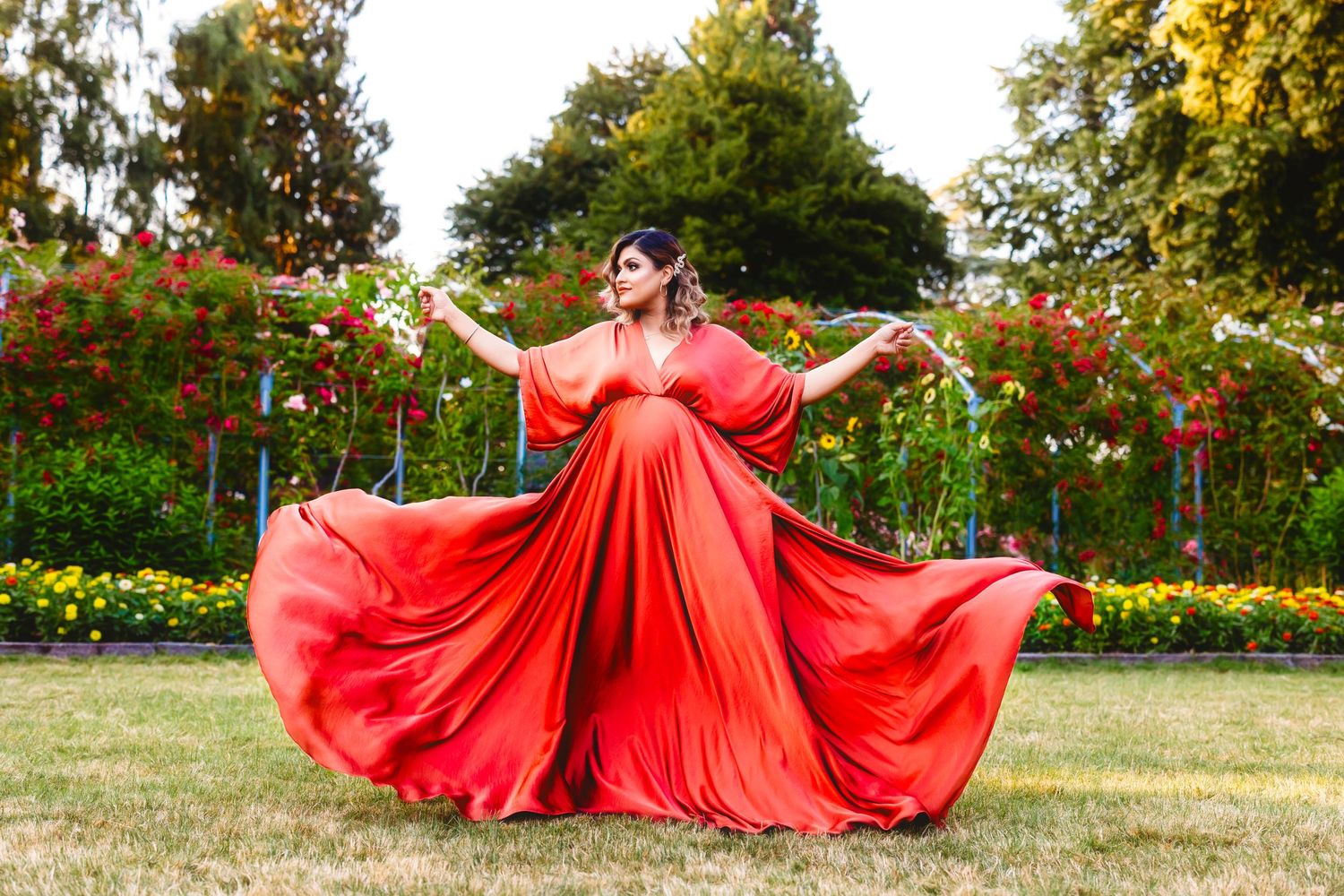 Maternity session at the Rose Garden in Point Definace Park