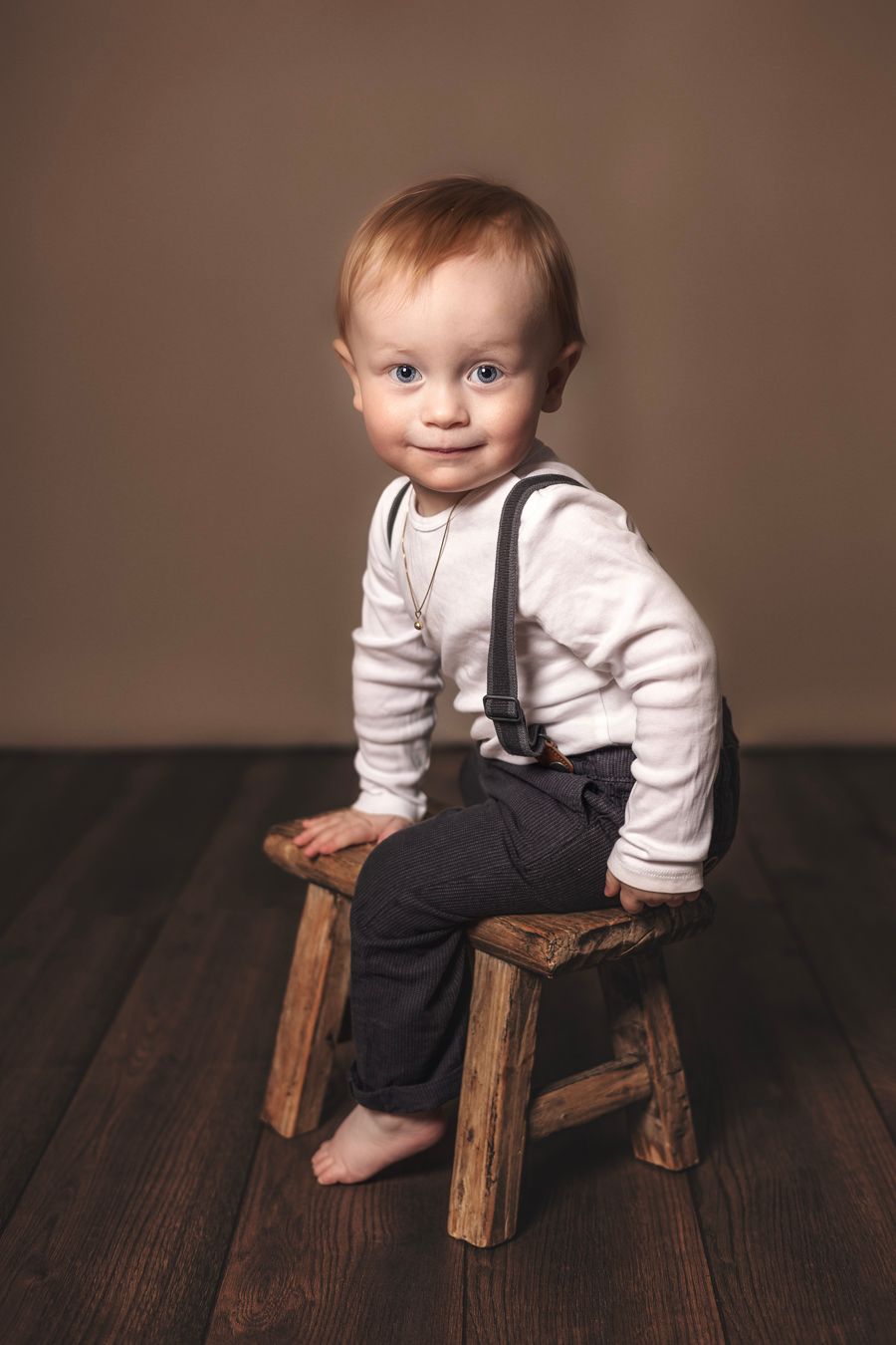 Liten gutt på krakk