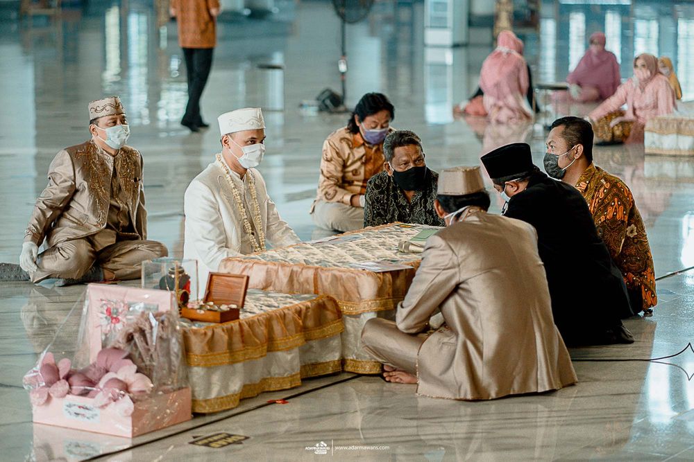 Group of people sitting in circle on mosque floor during religious gathering.