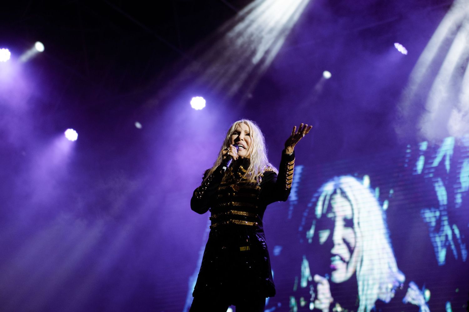 Performance di Ivana Spagna al concerto le olimpiadi del cuore a Forte dei Marmi in Toscana