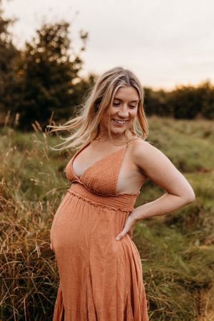 a pregnant mum to be posing during a natural outdoors autumn maternity photoshoot with India Foxx Photography