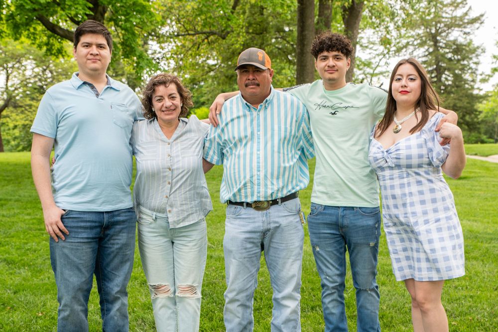 Family Photo examples Mt. Vernon Gardens in Omaha, Nebraska. Midwest family photographer. Spring family photos