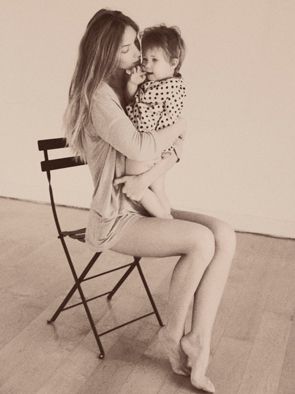 Familienporträt mit Eltern und Kindern – liebevolle Momentaufnahme von Andrea Fotografie | klickundgluecksfotos.de