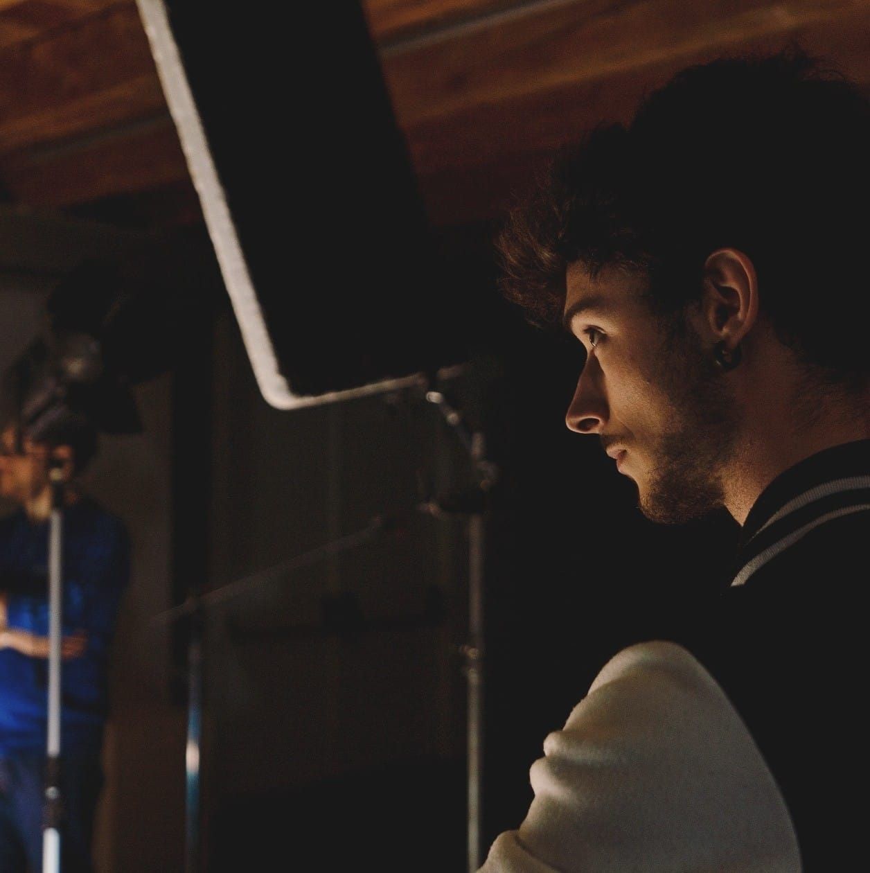 Primo Piano di un videomaker in un set cinematografico per un video spot pubblicitario
