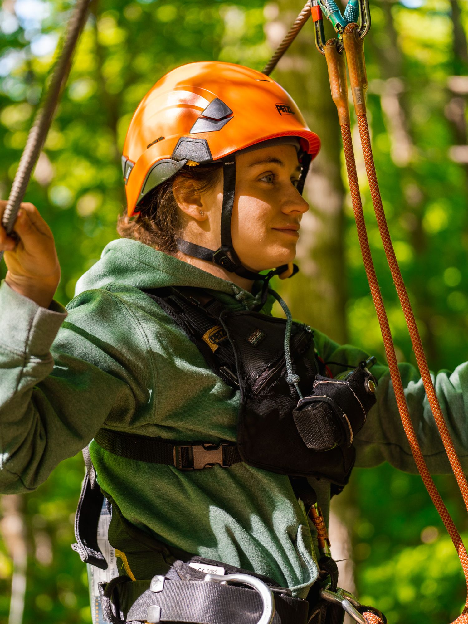 Extéria arbre en arbre parcours hébertisme parcours harnais tyrolienne corde sécurité patrouilleur Gaelle Tremblay