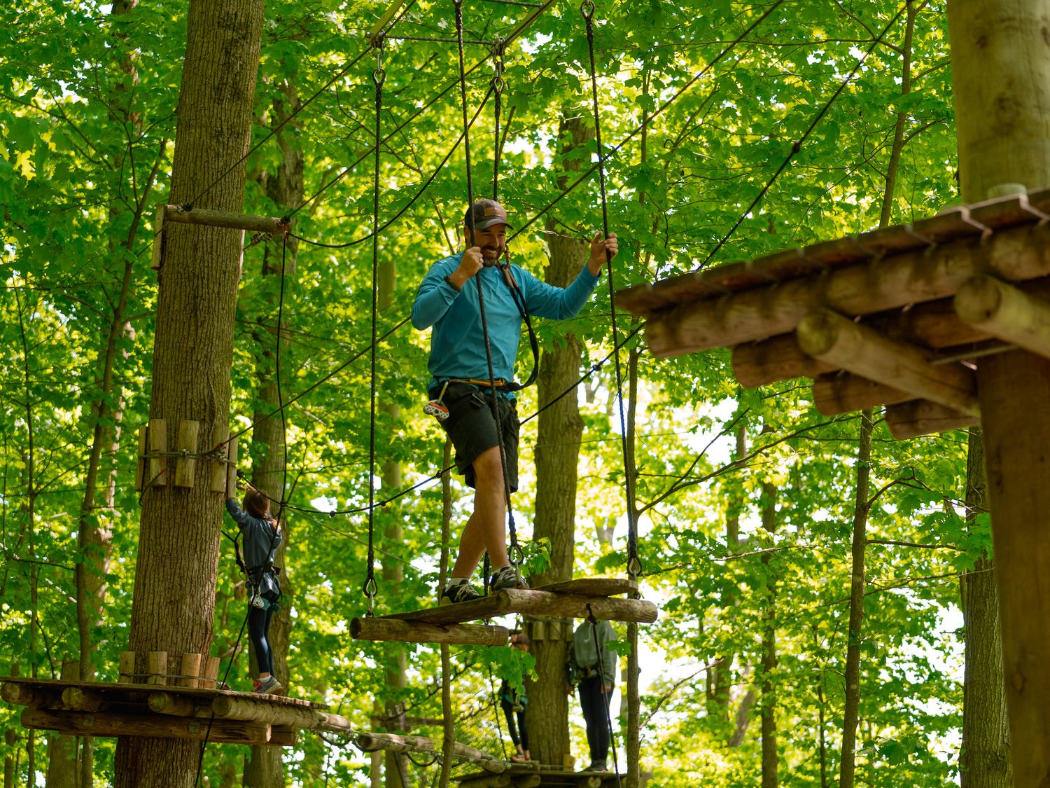 Extéria arbre en arbre parcours hébertisme famille amis parcours harnais tyrolienne bois sécurité Gaelle Tremblay
