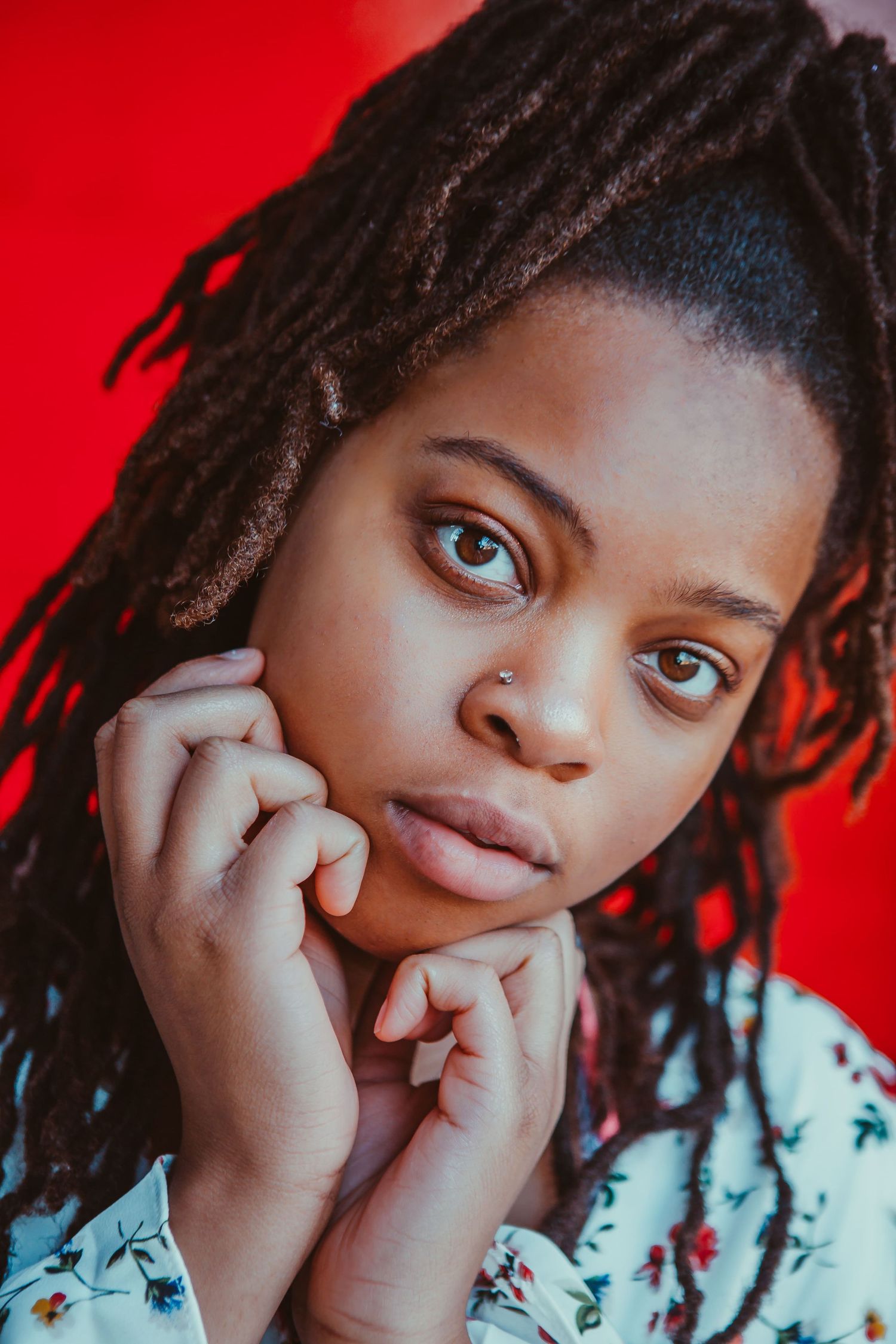senior portraits urban background red backdrop chicago