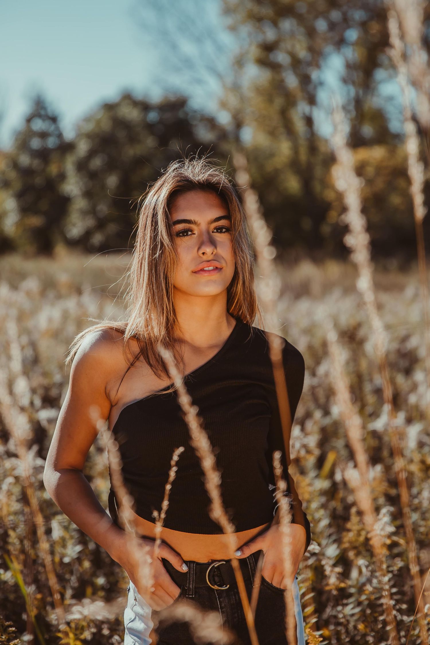 senior portraits model urban background creative lighting chicago golden hour in schaumburg