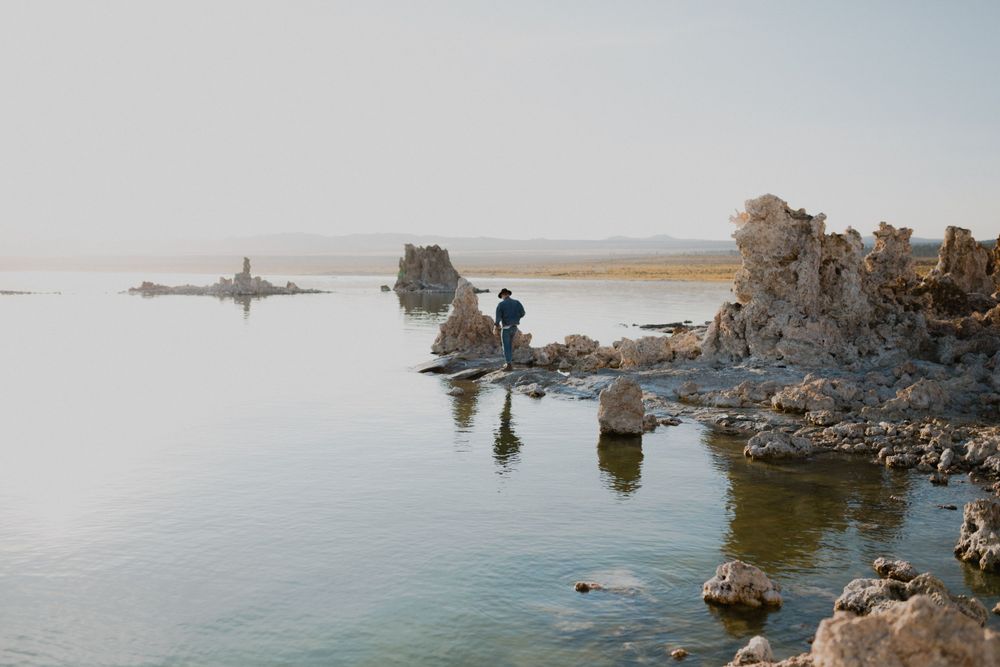 jezioro mono lake w kalifornii z wystającymi skałami