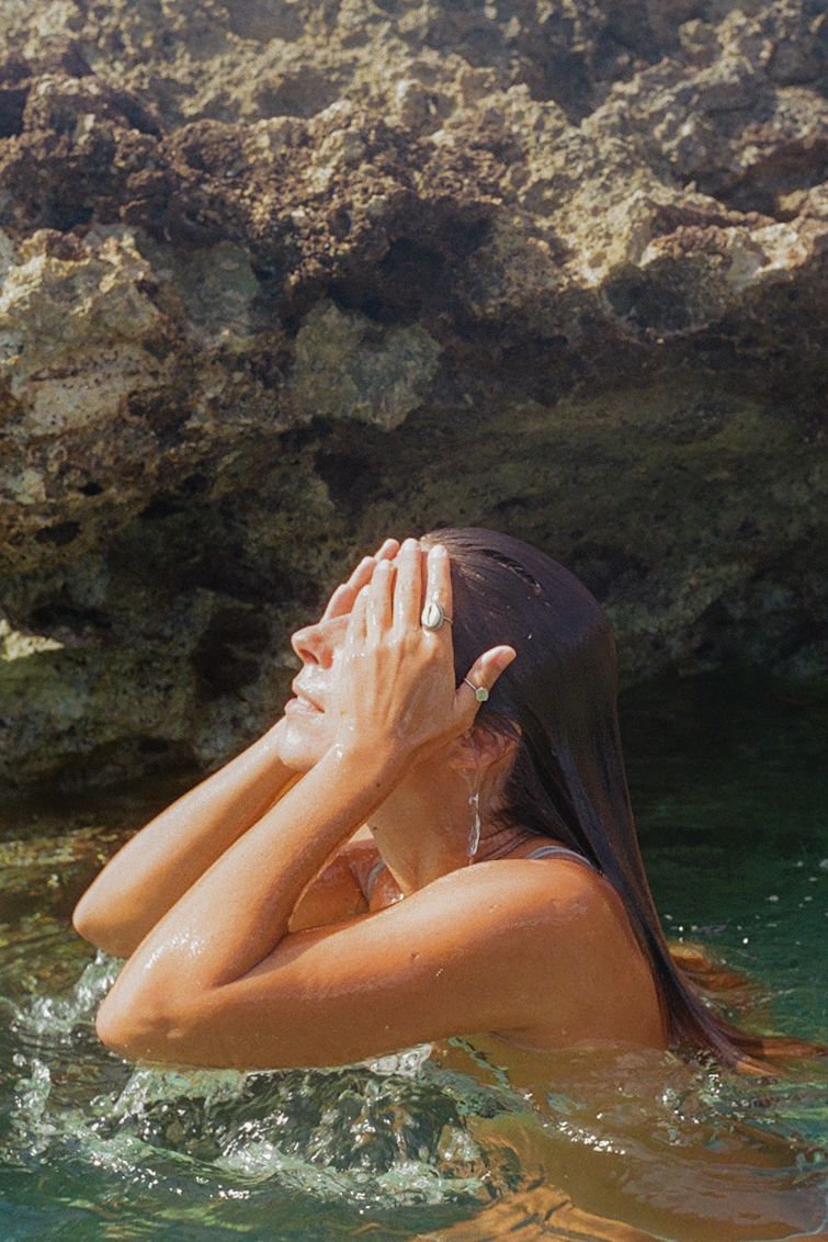 <img src="island_35mm_photoshoot.jpg" alt="Island 35mm Photoshoot: Embrace island moments in classic film. Reserve now">