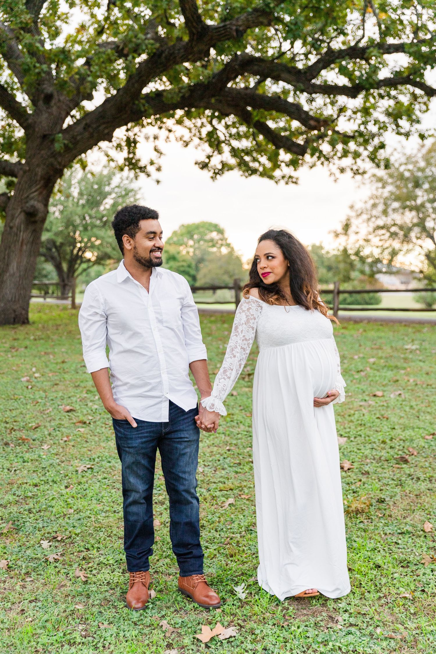maternity portrait mom and dad holding hands